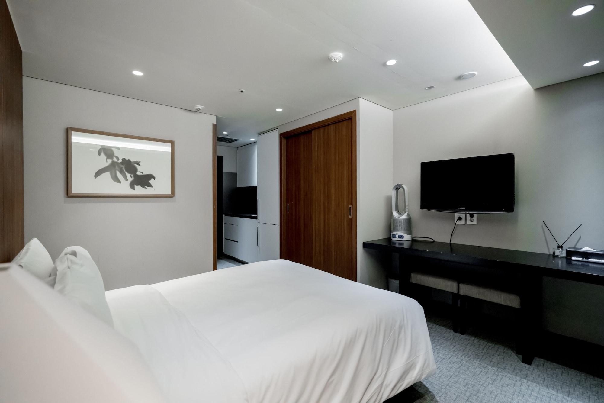 Oriens Hotel & Residences Myeongdong Сеул Экстерьер фото