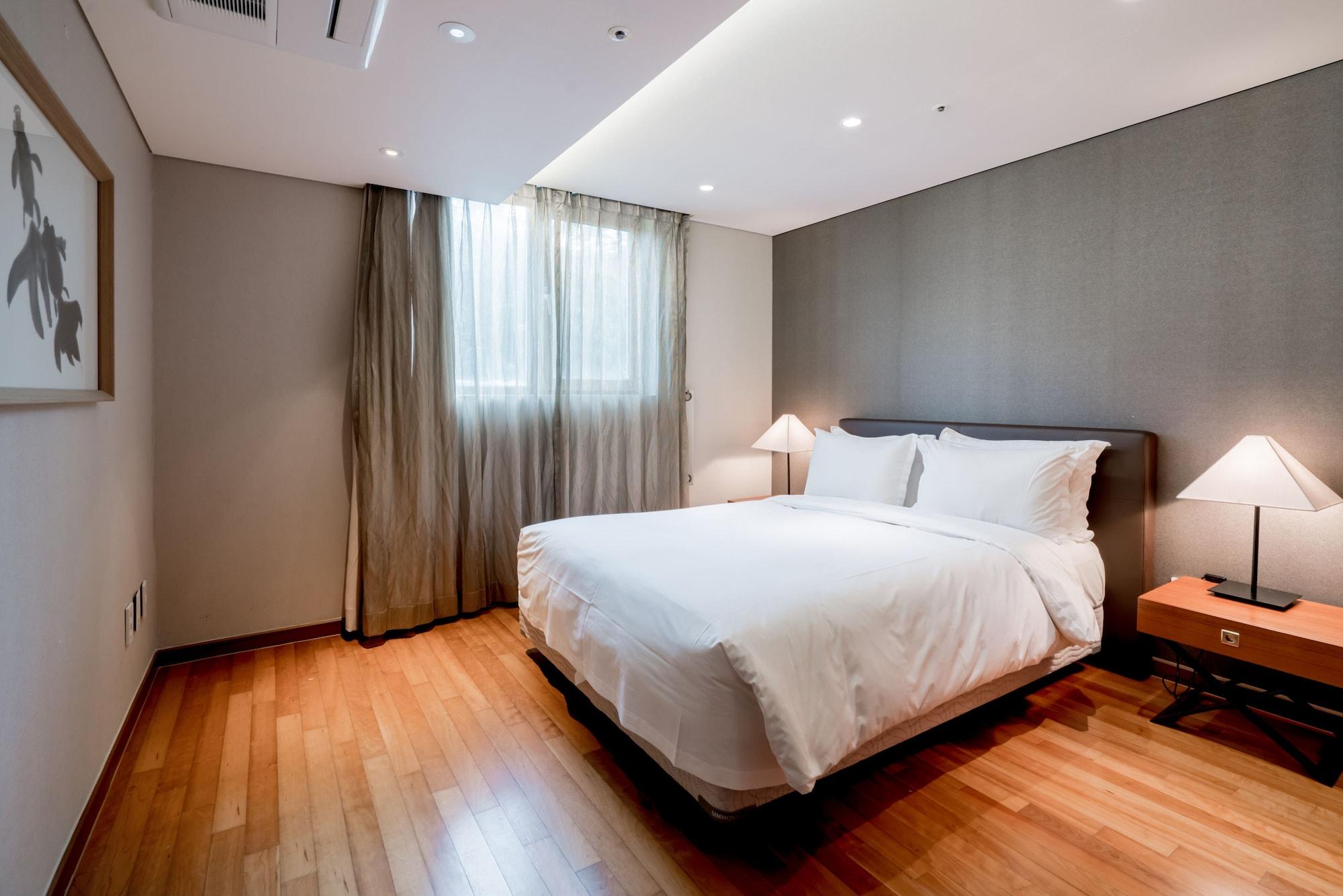 Oriens Hotel & Residences Myeongdong Сеул Экстерьер фото